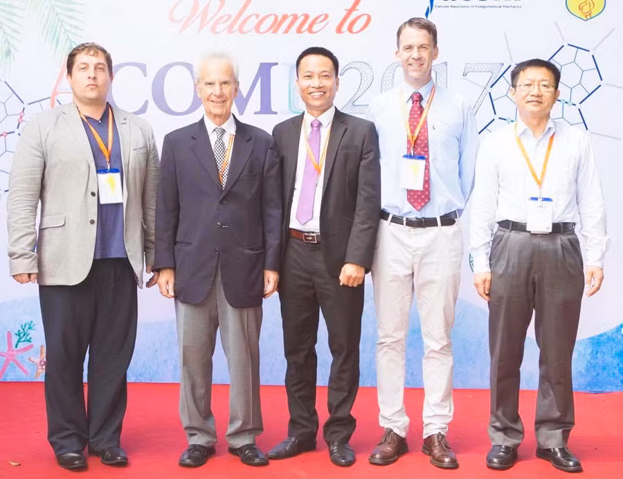 PGS Hùng (đứng giữa) tại Lễ vinh danh và công bố các nhà khoa học có ảnh hưởng nhất thế giới năm 2017.