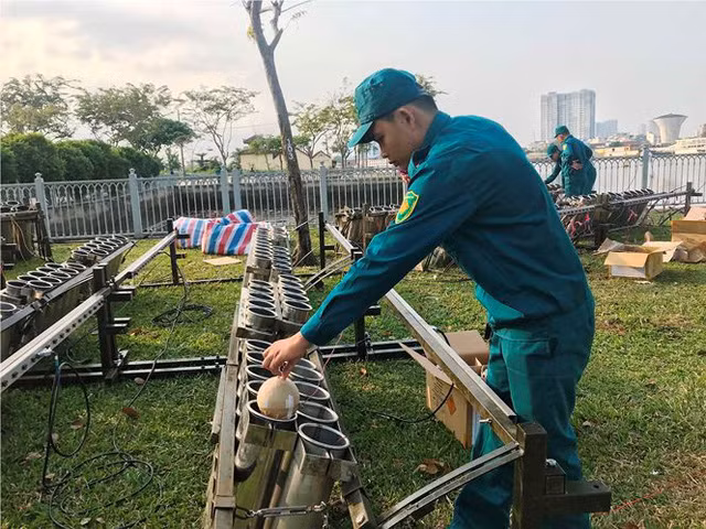 Trận địa 2.700 quả pháo hoa chờ khai hoả đón giao thừa ở Sài Gòn - Ảnh 6.