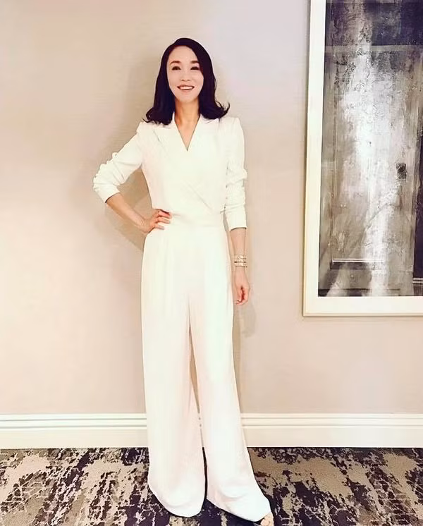 Mỹ nhân Singapore diễn viên Phạm Văn Phương khoe dáng vóc thanh mảnh với bộ jumsuit thanh lịch của thương hiệu thời trang Mỹ