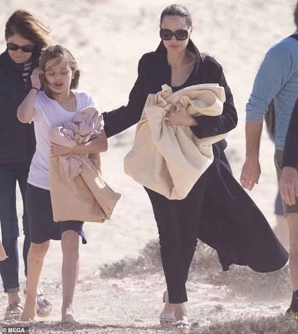 Angelina Jolie, sao Hollywood, Angelina Jolie đưa con đi chơi