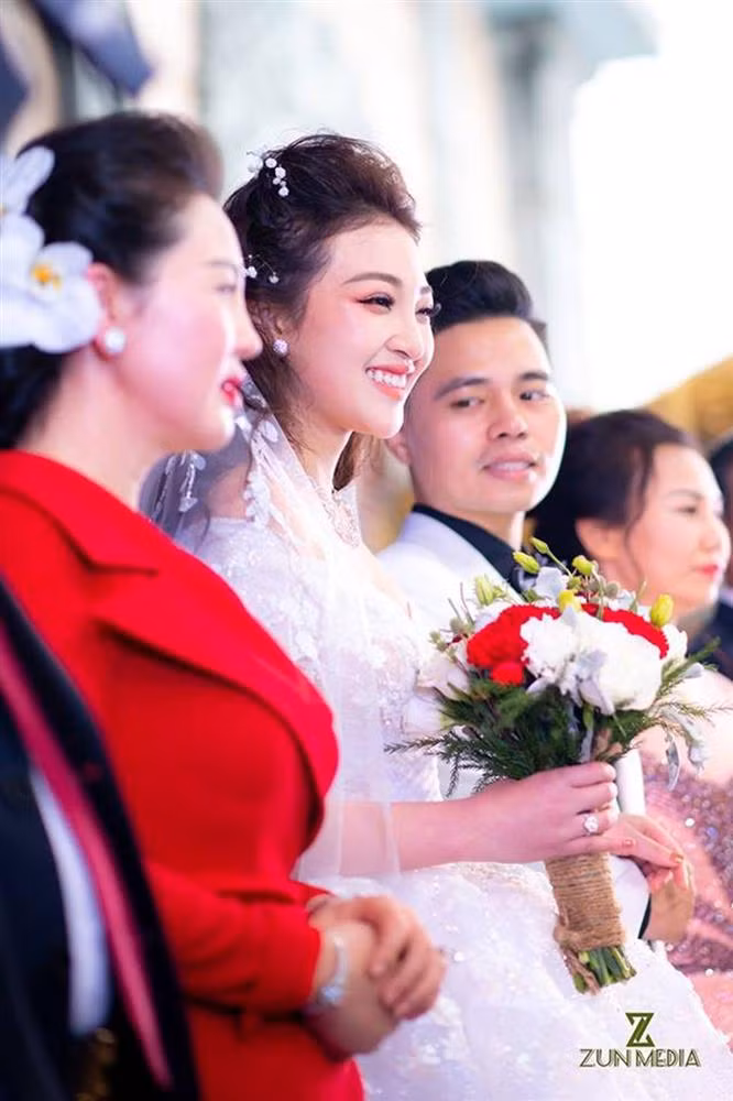 Cuộc sống sau đám cưới của cô dâu ở lâu đài 7 tầng, của hồi môn 200 cây vàng ảnh 7 Hé lộ bất ngờ về cuộc sống sau đám cưới của cô dâu ở trong lâu đài 7 tầng, của hồi môn 200 cây vàng, kinh ngạc nhất chính là nhan sắc-7