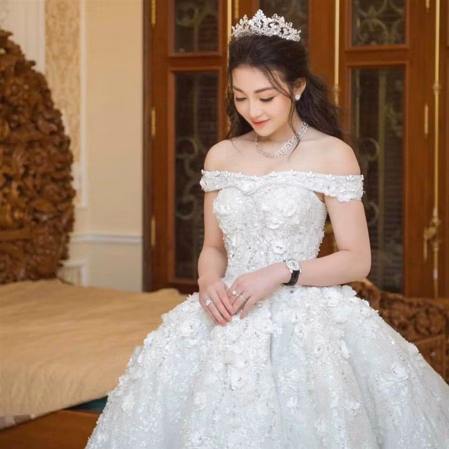 Cuộc sống sau đám cưới của cô dâu ở lâu đài 7 tầng, của hồi môn 200 cây vàng ảnh 2 Hé lộ bất ngờ về cuộc sống sau đám cưới của cô dâu ở trong lâu đài 7 tầng, của hồi môn 200 cây vàng, kinh ngạc nhất chính là nhan sắc-2