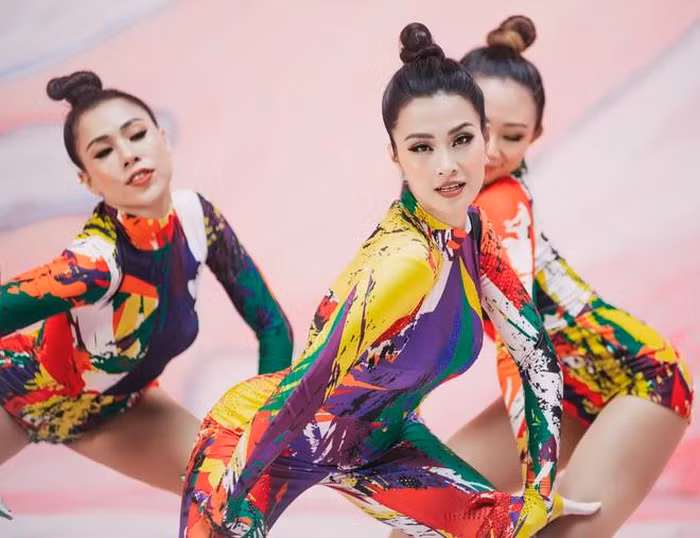 Mỗi bộ trang phục Đông nhi khoác trên người đều được lựa chọn kỹ lưỡng.