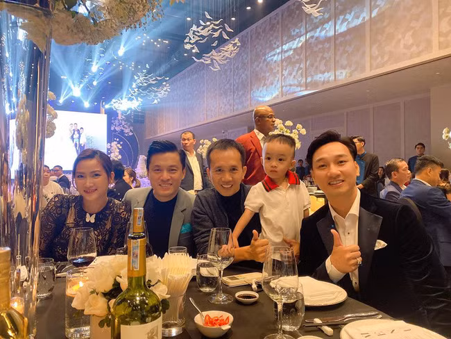 Lam Trường khoe ảnh vợ chồng tình cảm, nhan sắc trẻ trung của bà xã bỗng trở thành tâm điểm - Ảnh 4. Lam Trường khoe ảnh vợ chồng tình cảm, nhan sắc trẻ trung của bà xã bỗng trở thành tâm điểm - Ảnh 4.