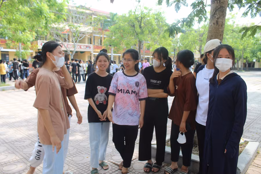 Các thí sinh vui vẻ sau khi hoàn thành thủ tục dự thi vào lớp 10 THPT tại Trường THPT Hoằng Hóa 4. Ảnh: LT.