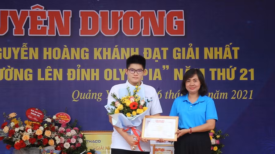 Đại diện nhà trường tặng bằng khen chúc mừng thành công của Hoàng Khánh.