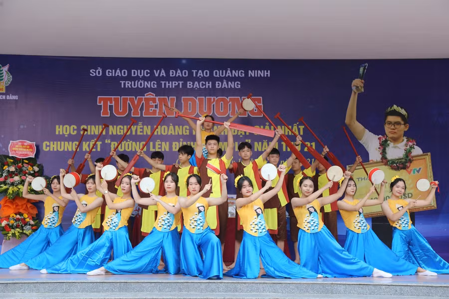 Khoảnh khắc nhà vô địch Olympia Nguyễn Hoàng Khánh đưa vòng nguyệt quế về trường ảnh 4
