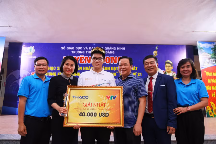 Ban giám hiệu trường THPT Bạch Đằng chụp ảnh chung vui cùng gia đình Khánh.