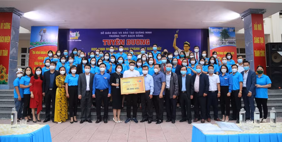 Tập thể các thầy cô giáo nhà trường, cựu học sinh, cán bộ các ban, ngành đoàn thể chụp ảnh lưu niệm cùng Hoàng Khánh.