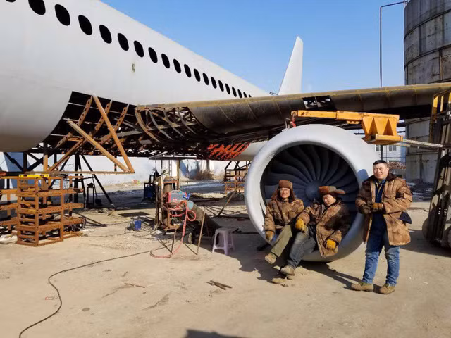 Máy bay của Zhu có kích cỡ y như một chiếc Airbus A320 thật với chiều dài 37,84m, chiều rộng 36m và chiều cao 12m. Cho tới nay, anh đã sử dụng 40 tấn thép và chi hơn 800.000NDT để đạt được giấc mơ của mình.