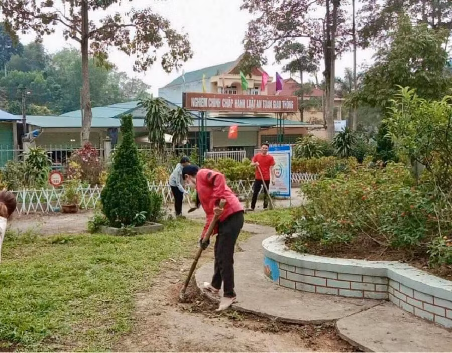 Khẩn trương huy động giáo viên phối hợp cùng phụ huynh dọn dẹp vệ sinh khuôn viên trường lớp học Khẩn trương huy động giáo viên phối hợp cùng phụ huynh dọn dẹp vệ sinh khuôn viên trường lớp học