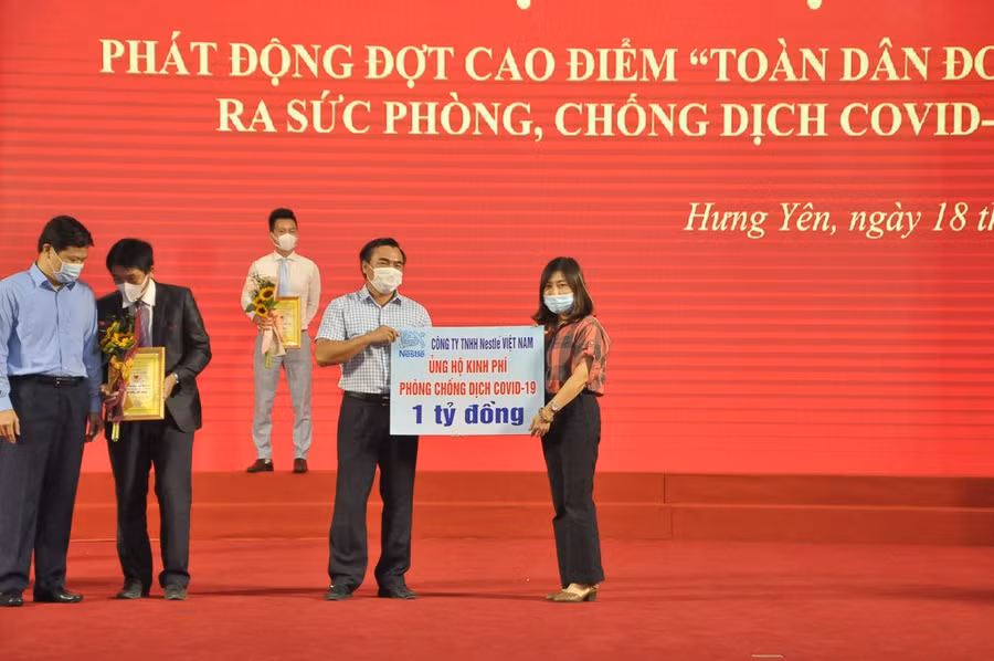 Nestlé Việt Nam ủng hộ 1 tỷ đồng vào Quỹ Vacxin phòng, chống Covid-19 tỉnh Hưng Yên
