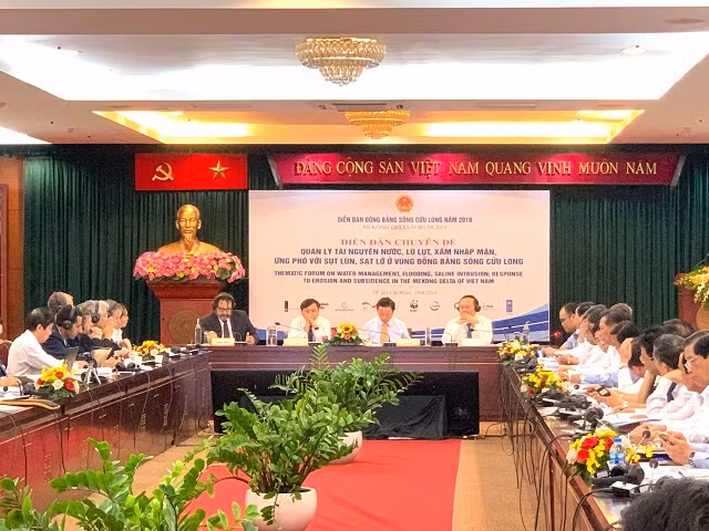 Ban chủ tọa diễn đàn Đồng bằng sông Cửu Long 2019 với sự chủ trì của Bộ trưởng Bộ Tài nguyên và Môi trường Trần Hồng Hà