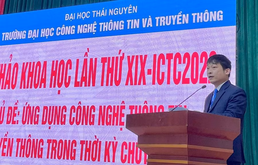PGS.TS Phùng Trung Nghĩa, Hiệu trưởng trường Đại học Công nghệ Thông tin và Truyền thông phát biểu tại hội thảo. PGS.TS Phùng Trung Nghĩa, Hiệu trưởng trường Đại học Công nghệ Thông tin và Truyền thông phát biểu tại hội thảo.