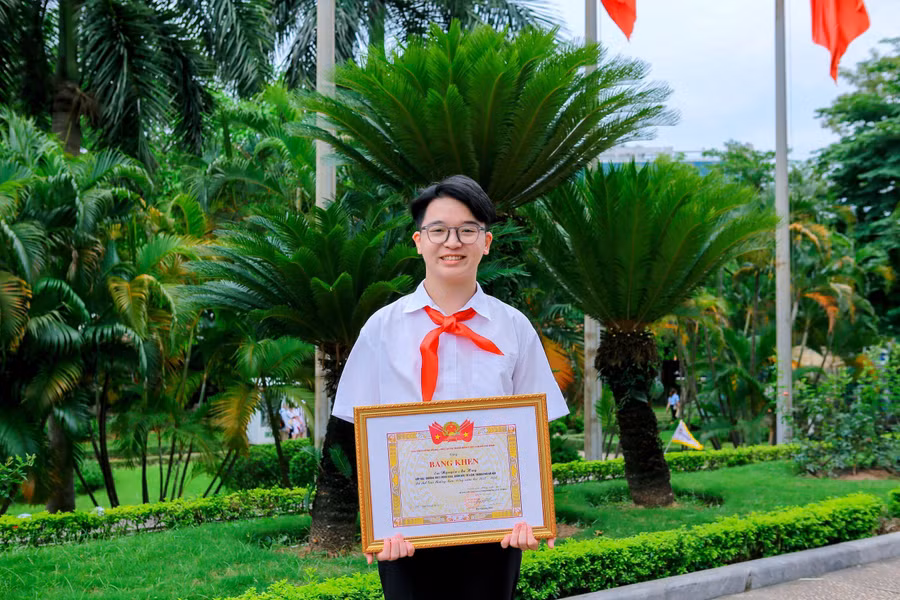 Nguyễn An Huy vinh dự nhận Bằng khen của BCH Trung ương Đoàn TNCS Hồ Chí Minh vì những thành tích xuất sắc. Nguyễn An Huy vinh dự nhận Bằng khen của BCH Trung ương Đoàn TNCS Hồ Chí Minh vì những thành tích xuất sắc.