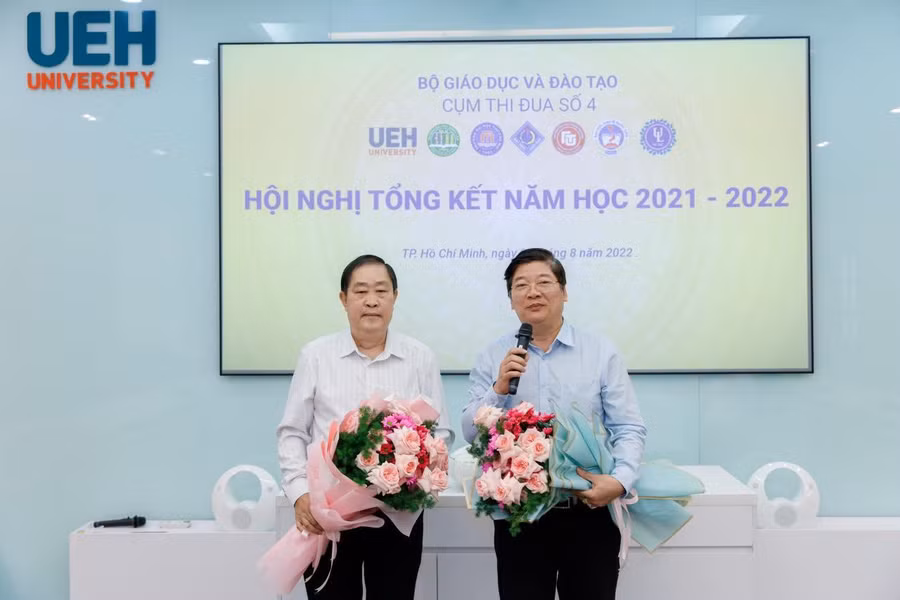 TS Trần Đình Lý- Phó hiệu trưởng Trường ĐH Nông Lâm TP.HCM (phải) và GS-TS Hà Thanh Toàn -Hiệu trưởng Trường ĐH Cần Thơ (trái) đại diện nhà trường nhận nhiệm vụ Cụm trưởng và Cụm phó cụm thi đua số 4 của Bộ GD&amp;ĐT