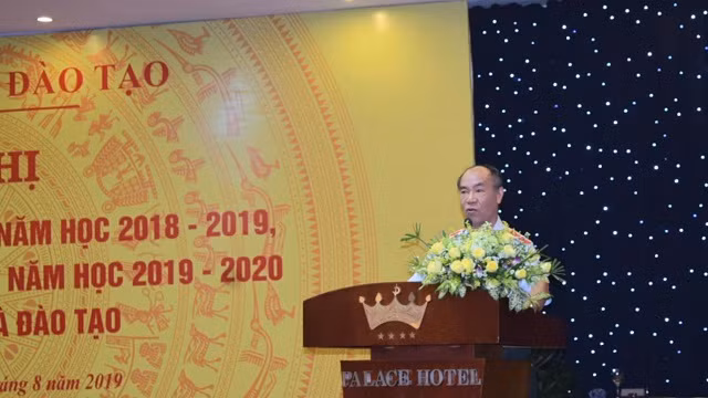 Ông Nguyễn Huy Bằng- Chánh thanh tra Bộ GD&ĐT nêu ý kiến với các đại biểu trước phần thảo luận