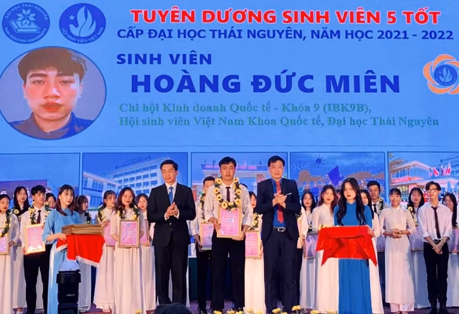 Hoàng Đức Miên được vinh danh và nhận danh hiệu Sinh viên 5 tốt cấp Đại học Thái Nguyên năm học 2022 - 2023.