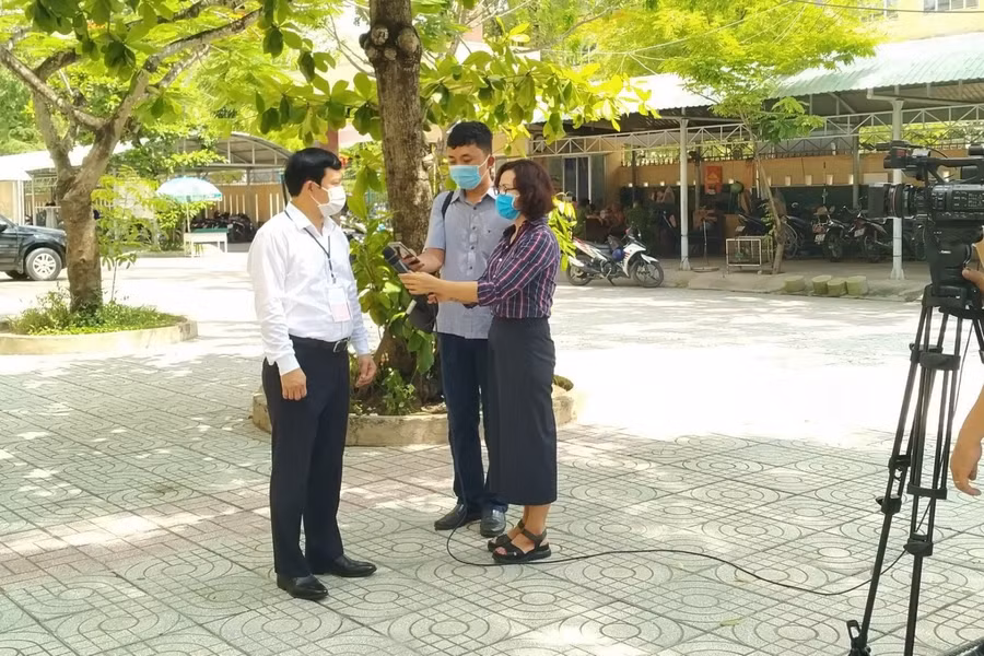 Ông Lê Quang Trí , Giám đốc Sở GD&amp;ĐT Tiền Giang (áo trắng) trả lời phóng viên báo chí