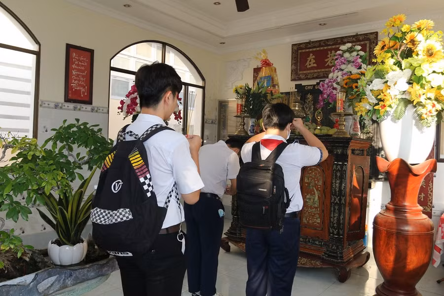HS Trường THCS Xuân Diệu thắp hương tại Phòng Tiền vãng của trường trước giờ thi.