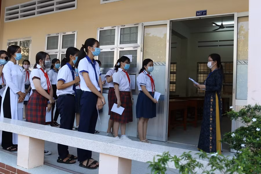Thí sinh chờ gọi tên vào phòng thi môn đầu tiên - môn Ngữ Văn.