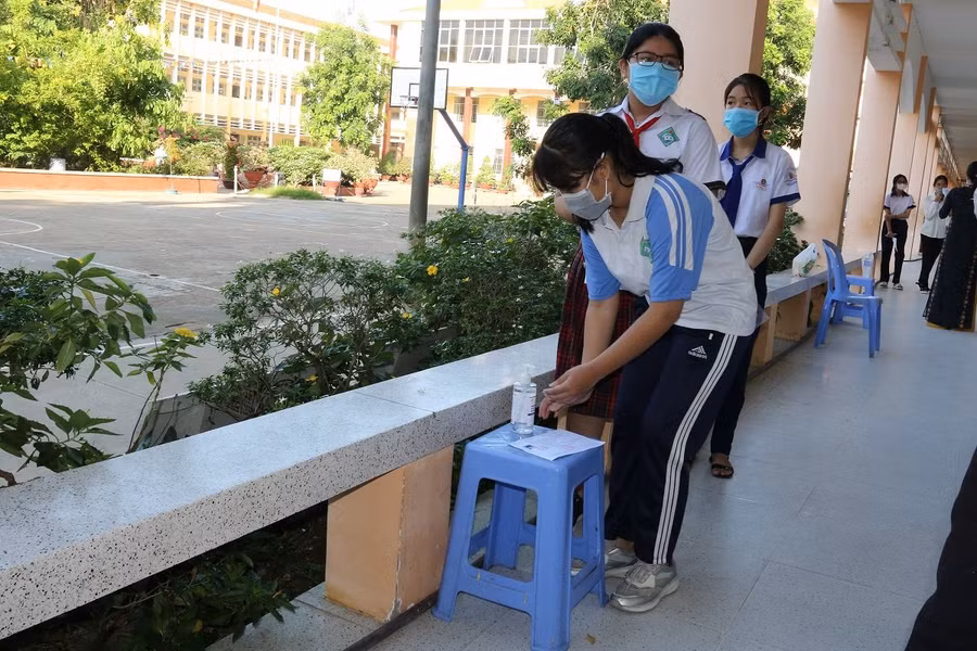Rửa tay sát khuẩn trước khi vào phòng thi.