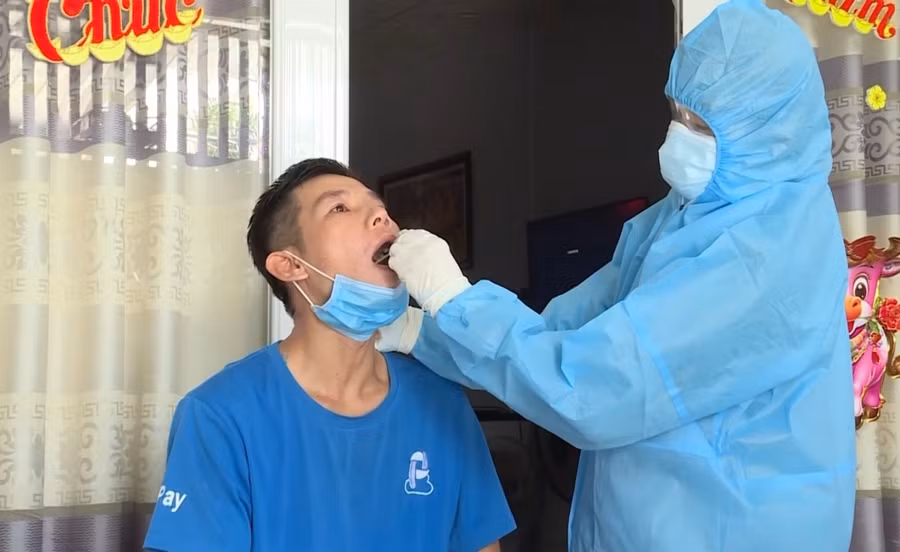 Nhân viên Trung tâm y tế thành phố Rạch Giá lấy mẫu xét nghiệm Covid-19 (ảnh Cổng TTĐT Kiên Giang).