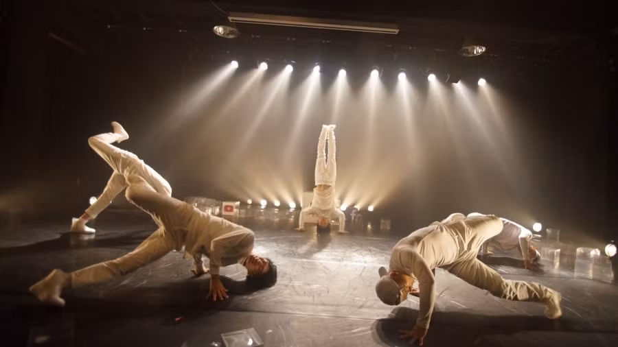 Đoàn biểu diễn B - boy 20th Century. Ảnh: BTC