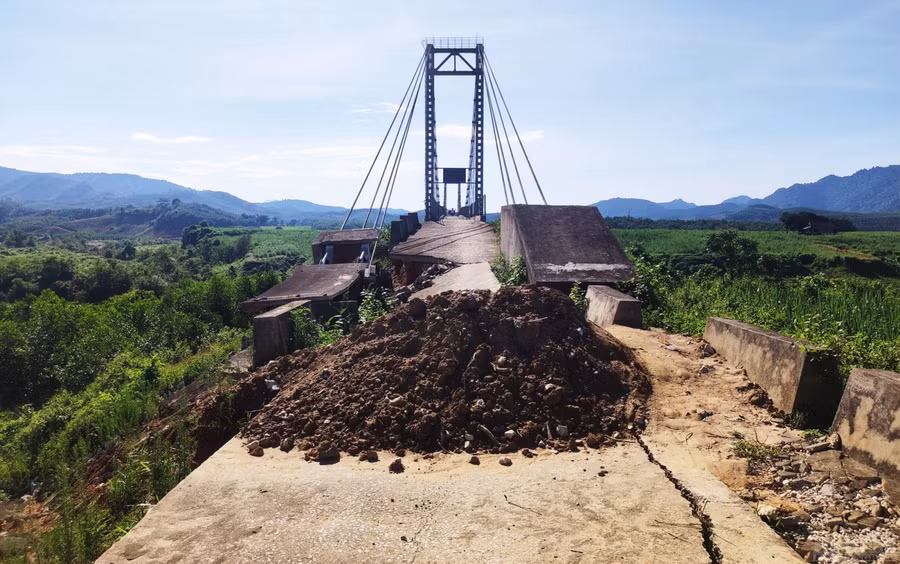 Sau khi cầu bị hư hỏng, việc đi lại của người dân địa phương hết sức khó khăn. (Ảnh: Hồng Quang)
