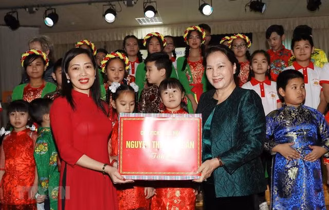 Chủ tịch Quốc hội Nguyễn Thị Kim Ngân tặng quà cô và trò lớp học tiếng Việt. (Ảnh: Trọng Đức/TTXVN)