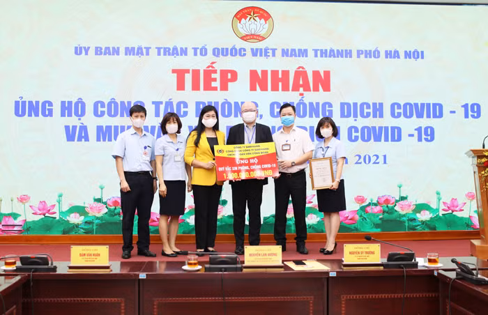 Chủ tịch Ủy ban MTTQVN Thành phố Nguyễn Lan Hương tiếp nhận ủng hộ của Công ty Sumi-Hanel