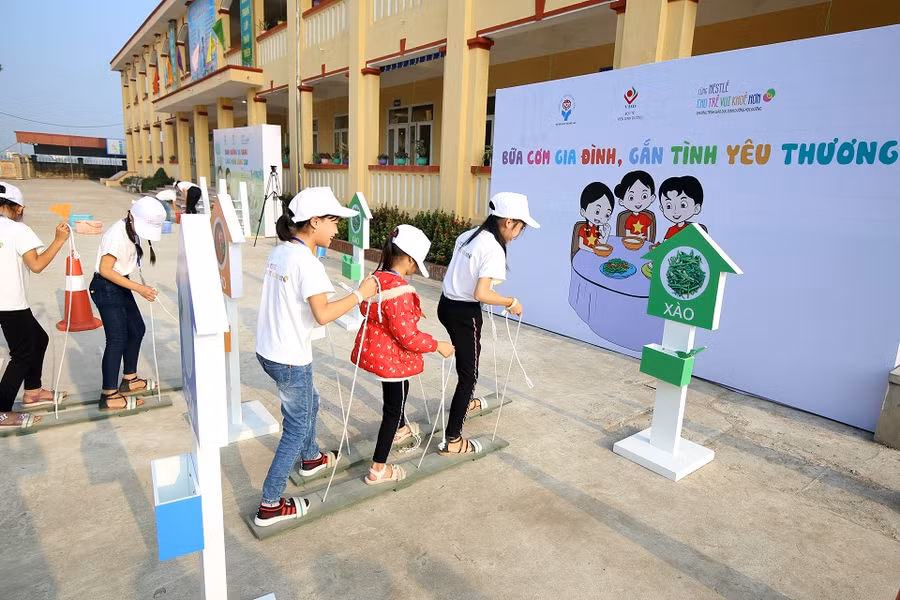 Các em học sinh 05 trường tiểu học ở Hưng Yên cùng tham gia Chương trình Giao lưu Tìm hiểu kiến thức dinh dưỡng và Vận động thể lực, Chương trình “Giáo dục Dinh dưỡng học đường – Cùng Nestlé cho trẻ vui khỏe