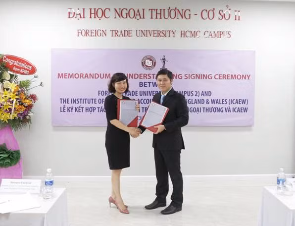 Bà Đặng Thị Mai Trang, Trưởng đại diện ICAEW tại Việt Nam và TS. Phạm Hùng Cường, trưởng ban QLKH-HTQT Đại học Ngoại thương – Cơ sở II