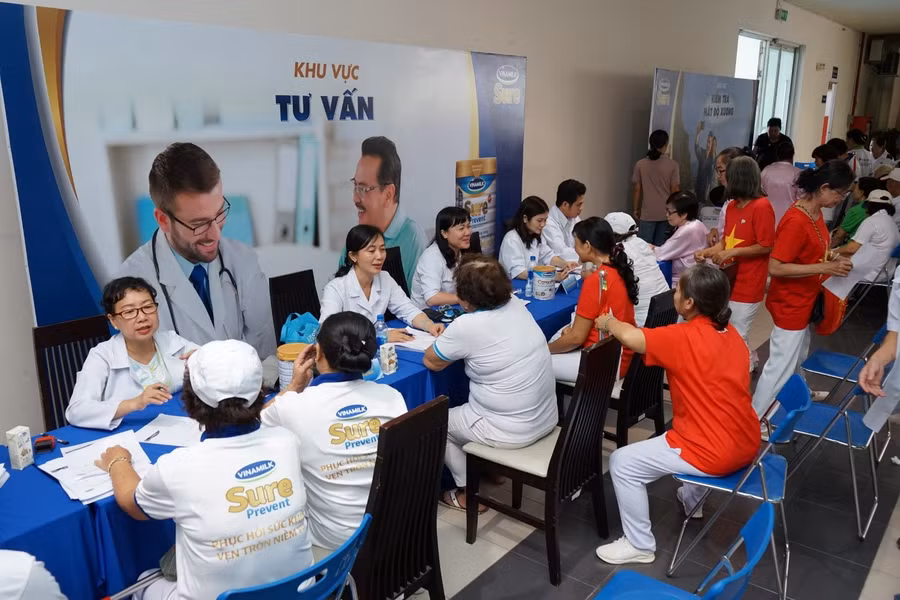 Các Bác sĩ Trung tâm dinh dưỡng Vinamilk tư vấn sức khỏe và chế độ dinh dưỡng cho người cao tuổi tham gia chương trình. Các Bác sĩ Trung tâm dinh dưỡng Vinamilk tư vấn sức khỏe và chế độ dinh dưỡng cho người cao tuổi tham gia chương trình.