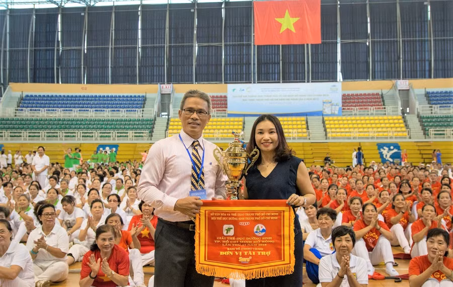 Nhà tài trợ Vinamilk Sure Prevent nhận cúp và cờ lưu niệm từ Ban Tổ Chức giải thi đấu Nhà tài trợ Vinamilk Sure Prevent nhận cúp và cờ lưu niệm từ Ban Tổ Chức giải thi đấu