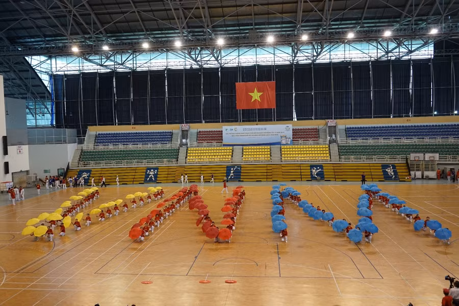 Lễ khai mạc với tiết mục đồng diễn dưỡng sinh xếp thành chữ VNM (Vinamilk) vô cùng đẹp mắt Lễ khai mạc với tiết mục đồng diễn dưỡng sinh xếp thành chữ VNM (Vinamilk) vô cùng đẹp mắt