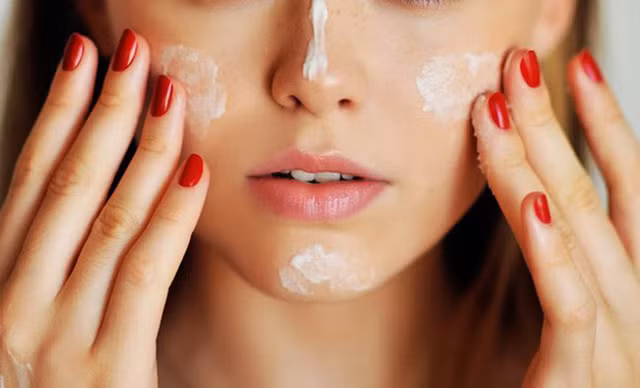 Những lỗi phổ biến của chị em khi dùng kem chống nắng gây hại da ảnh 1