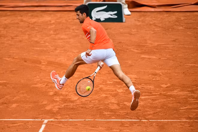 Pha đánh bóng qua 2 chân "điệu nghệ" của Djokovic Pha đánh bóng qua 2 chân "điệu nghệ" của Djokovic