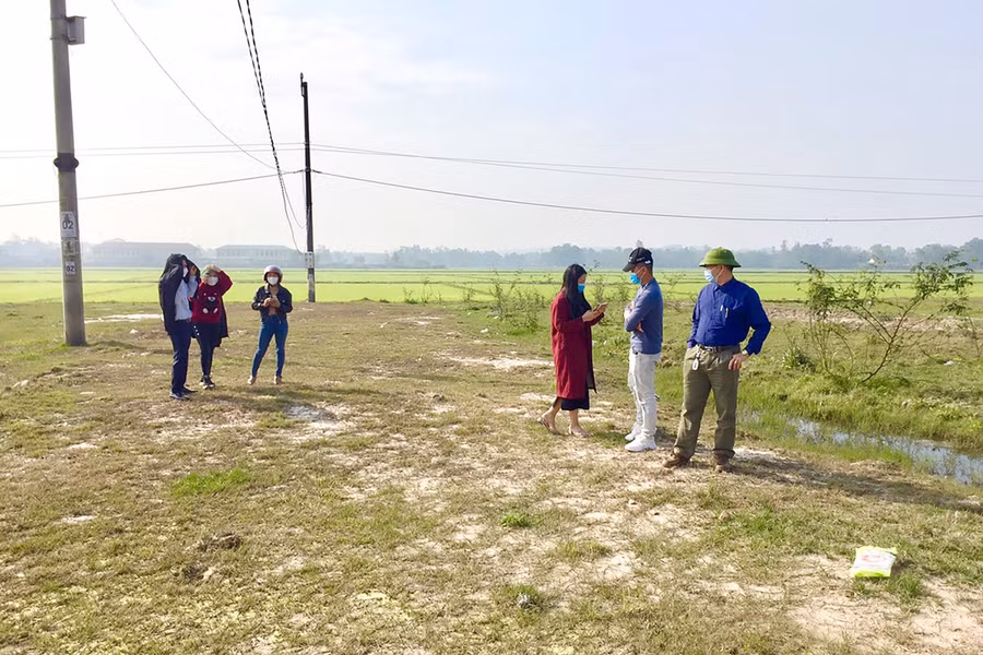 Nhà đầu tư đi xem đất ở Nghệ An.