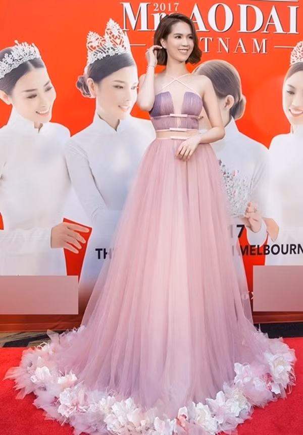 Chẳng cần hở hang sexy, Ngọc Trinh chỉ cần mặc thế này là đủ "hớp hồn" bao người ảnh 3 f