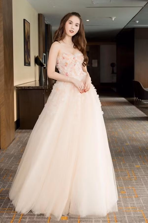 Chẳng cần hở hang sexy, Ngọc Trinh chỉ cần mặc thế này là đủ "hớp hồn" bao người ảnh 2 f