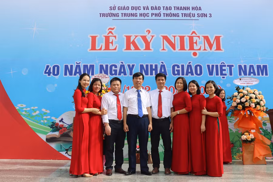 Thầy Trịnh Quốc Phượng (thứ 4 từ trái qua) cùng giáo viên Trường THPT Triệu Sơn 3 (Triệu Sơn, Thanh Hóa).