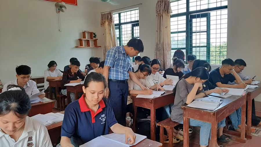 Thầy Phượng trong giờ ôn tập môn Toán thi tốt nghiệp THPT 2023 tại lớp 12 A37, Trường THPT Triệu Sơn 3. Ảnh: LT.