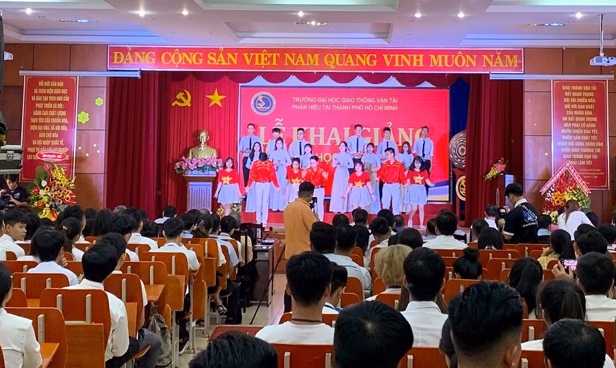 Một tiết mục văn nghệ của GV, sinh viên phân hiệu tại lễ khai giảng năm học mới