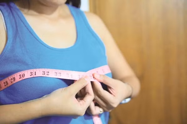 Mẹ tắm cho con gái thấy có dấu hiệu này mới giật mình hoảng hốt-1