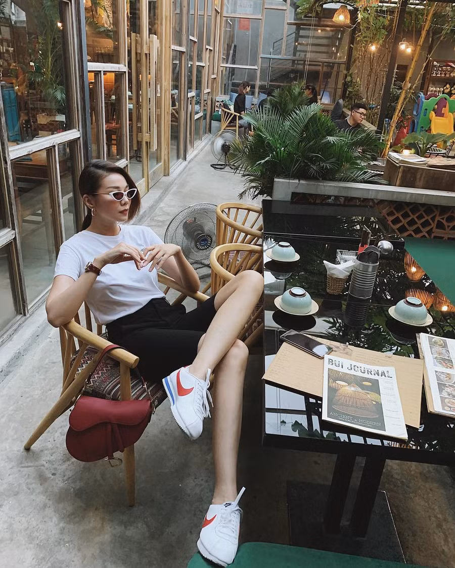 Làm chủ công thức diện đồ đen - trắng với 13 ý tưởng từ sao nữ Việt, và style của bạn sẽ lên đời thấy rõ-8