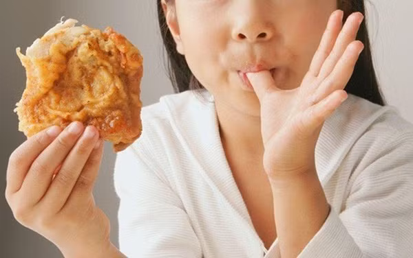 Mẹ tắm cho con gái thấy có dấu hiệu này mới giật mình hoảng hốt-2