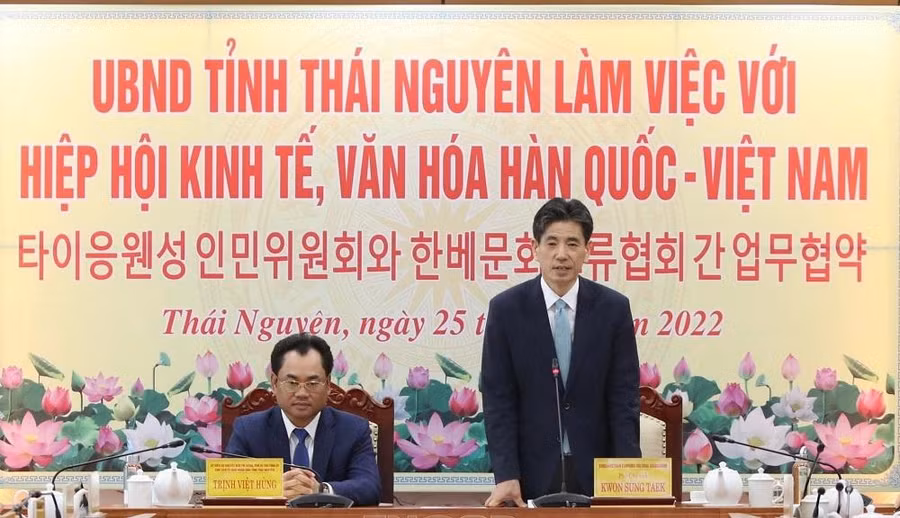 Ông Kwon Sung Taek - Phó Chủ tịch Hiệp hội Giao lưu Kinh tế, Văn hóa Hàn Quốc - Việt Nam (Bên phải)
