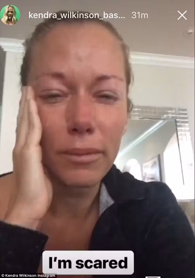 Cựu người mẫu Playboy Kendra Wilkinson khóc khi chia sẻ trên trang cá nhân ngày 2/4 rằng cô đã chia tay chồng Hank Baskett sau 10 năm gắn bó 