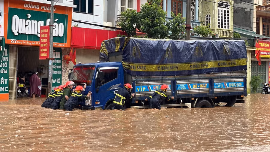 Các lực lượng hỗ trợ những phương tiện gặp nạn